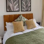 Daire Harbour-side 1 Bed With Sea Views *