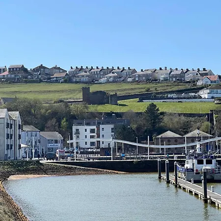Daire Harbour-side 1 Bed With Sea Views *